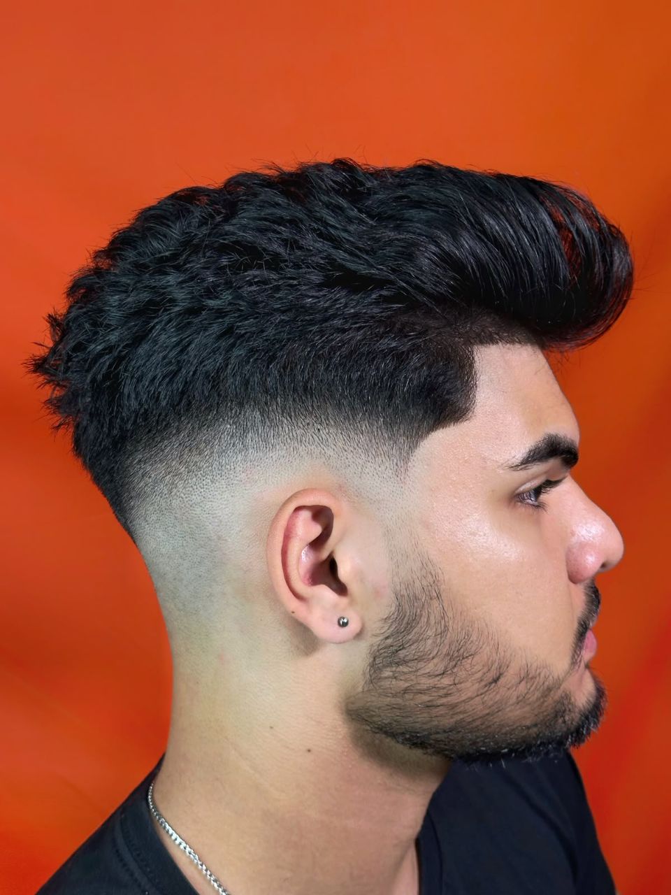 Corte moderno com degradê em fundo laranja